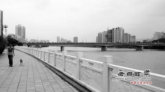 6月28日，蘭州城關(guān)黃河橋附近，一排漢白玉大理石護欄新鮮亮相，使黃河風(fēng)情線顏值得以大幅提升。原來的鋼筋混凝土護欄因風(fēng)吹日曬，局部被腐蝕而被拆除。蘭州晨報首席記者張繼培攝