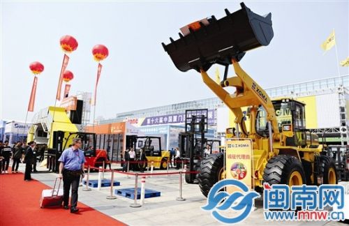 機械展區(qū)，眾多石材機械亮相，吸引客商目光